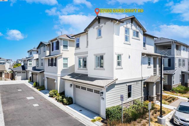 37456 Sand Drift Rd, Newark CA: https://media.crmls.org/mediaz/9b35b569-4c6f-4549-ac71-346504b4f798.jpg