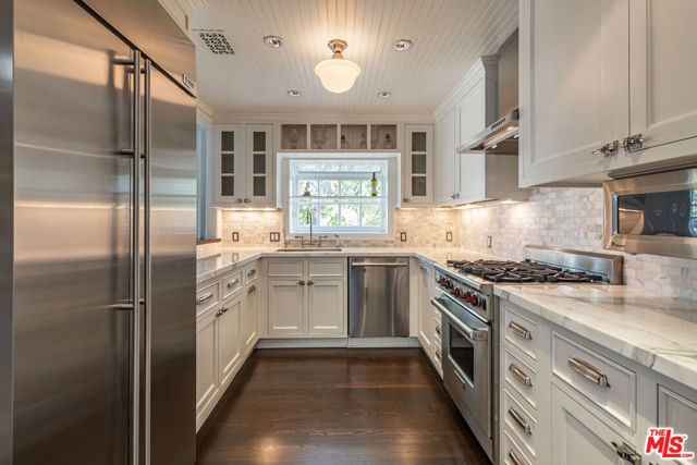1612 Gilcrest Drive, Beverly Hills CA: https://media.crmls.org/mediaz/9b35c8ec-56c7-48af-992b-22ce5590142a.jpg