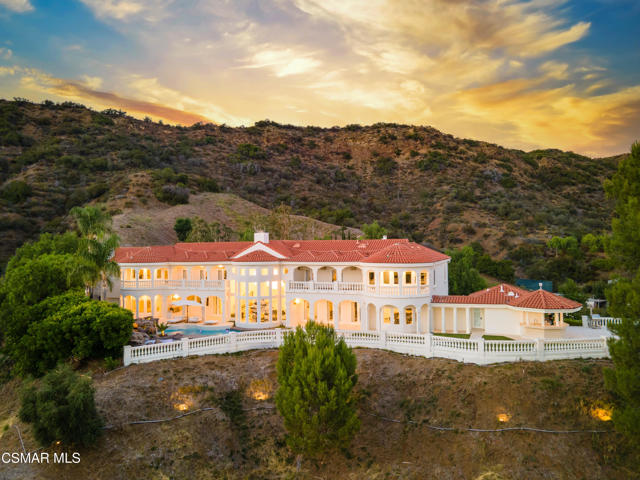 25665 Mulholland Highway, Calabasas CA: https://media.crmls.org/mediaz/9b35d14a-4752-4cd4-b0bd-824dd5aae00c.jpg