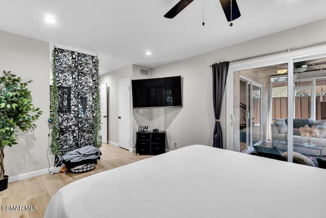 1118 Bright Glen Circle, Westlake Village CA: https://media.crmls.org/mediaz/9b3682e1-e201-48da-ac91-e2832b8bec51.jpg