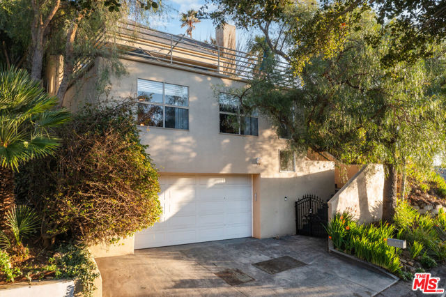 4350 Hillview Drive, Malibu CA: https://media.crmls.org/mediaz/9b36b8e7-380f-46f7-a08f-098832c37524.jpg