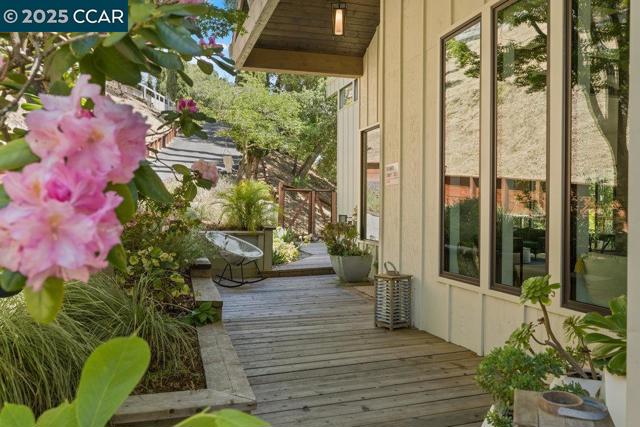 46 E Altarinda, Orinda CA: https://media.crmls.org/mediaz/9b374946-3bb9-4ea6-8d7e-e18a69700082.jpg