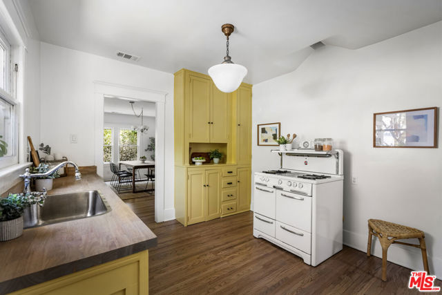 5928 Meridian Street, Los Angeles CA: https://media.crmls.org/mediaz/9b38bb6e-c139-477d-b1ec-98751d1d78d3.jpg