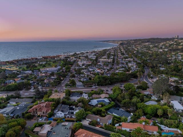 7850 Roseland Dr, La Jolla CA: https://media.crmls.org/mediaz/9b391abb-1535-42e6-989b-327aa454b403.jpg