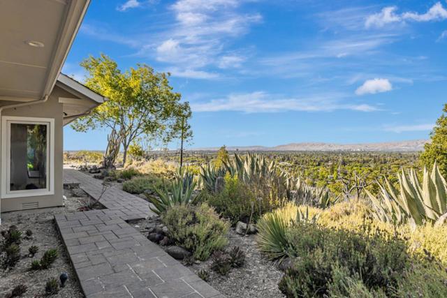 15010 Larga Vista Drive, Los Gatos CA: https://media.crmls.org/mediaz/9b398a81-b7d4-4550-8b98-b9d6453ae3f2.jpg