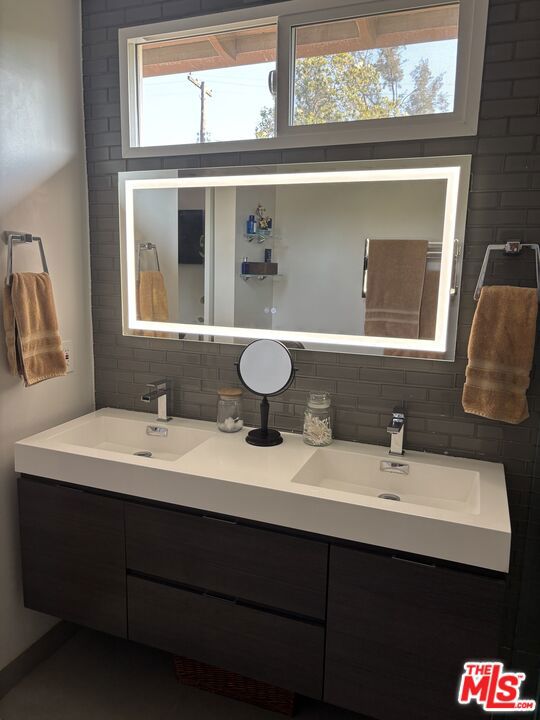 22491 Domingo Road, Woodland Hills CA: https://media.crmls.org/mediaz/9b399d6d-05b2-473b-8095-c7d2451a74c9.jpg