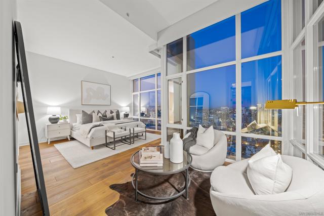 550 Front St, San Diego CA: https://media.crmls.org/mediaz/9b39a8f6-276d-4a2f-9c6c-8bc188ef3e74.jpg