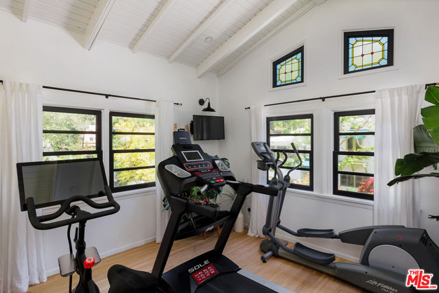 8421 Kirkwood Drive, Los Angeles CA: https://media.crmls.org/mediaz/9b39ca55-20c0-4456-9a98-63d4bb9a1454.jpg