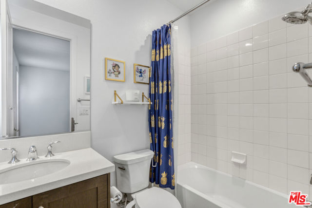 12333 N Finch Court, Porter Ranch CA: https://media.crmls.org/mediaz/9b3a7461-90d0-4c18-8970-c1671f763fad.jpg