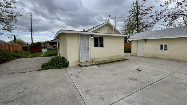 2441 John St, Stockton CA: https://media.crmls.org/mediaz/9b3a9696-a589-41bb-b303-0f92f19b30b5.jpg