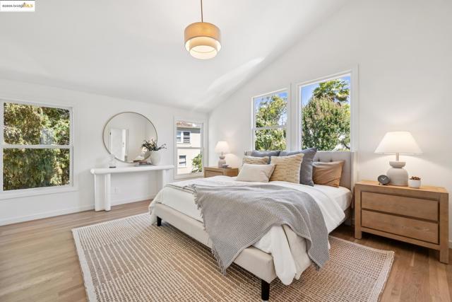 101 Palm Dr, Piedmont CA: https://media.crmls.org/mediaz/9b3b68d3-2837-4511-839c-a01d37f83bac.jpg