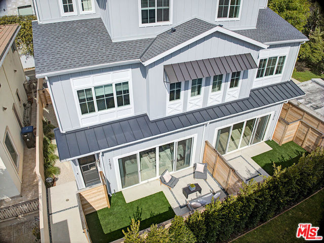 11979 Mayfield Avenue, Los Angeles CA: https://media.crmls.org/mediaz/9b3be047-c656-4e63-b0f3-d235158811ef.jpg