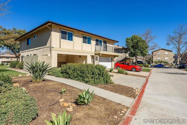9855 Mission Greens Ct, Santee CA: https://media.crmls.org/mediaz/9b3c0bf5-d30b-419f-b1e3-a8872f95026c.jpg