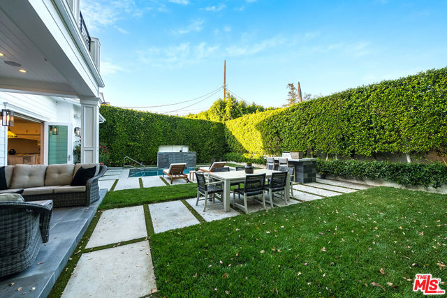 4402 Ledge Avenue, Toluca Lake CA: https://media.crmls.org/mediaz/9b3d41d8-ad60-40d0-a53a-7d40413da065.jpg