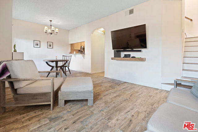 221 McAfee Court, Thousand Oaks CA: https://media.crmls.org/mediaz/9b3d7824-6dce-4c6b-a019-6d430484a494.jpg