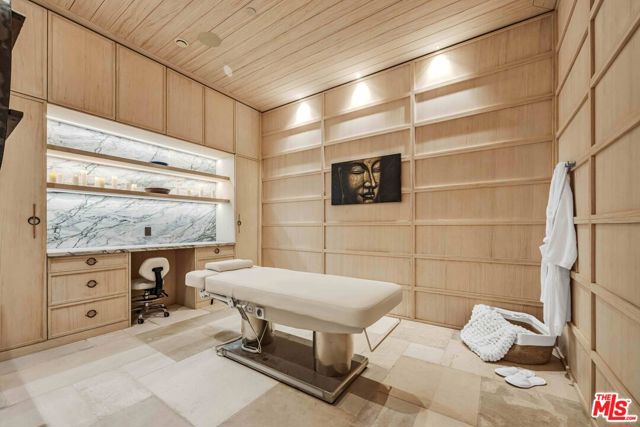 11824 Ellice Street, Malibu CA: https://media.crmls.org/mediaz/9b3d9116-e01f-4682-af2a-c07cbdad5f80.jpg