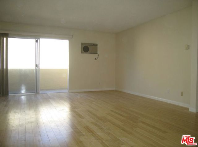 2803 Arizona Avenue, Santa Monica CA: https://media.crmls.org/mediaz/9b3dae2a-0545-4499-aa2d-d76fc351d913.jpg