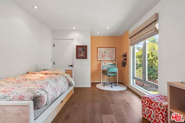 7712 Chandelle Place, Los Angeles CA: https://media.crmls.org/mediaz/9b3dbd5a-3b94-4d11-9933-8849fa2007e9.jpg