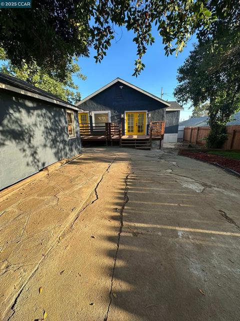 314 Washington St, Vallejo CA: https://media.crmls.org/mediaz/9b3dc586-7d9b-4b9f-b040-91f49080c663.jpg