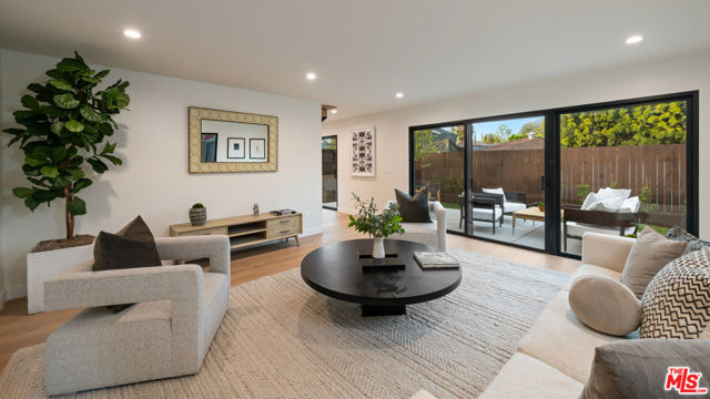 3524 Maplewood Avenue, Los Angeles CA: https://media.crmls.org/mediaz/9b3ef52e-97cc-4a35-aa43-f0ba2617b4f7.jpg