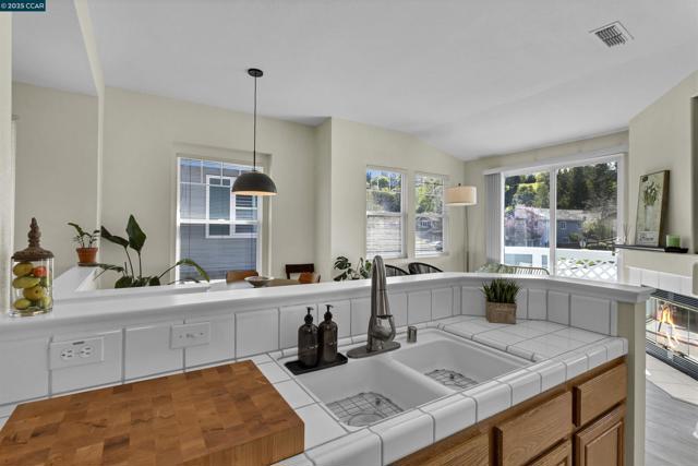 4605 Keller Ridge Dr, Clayton CA: https://media.crmls.org/mediaz/9b3f1e14-d11a-47b5-928e-0b5f9b975680.jpg