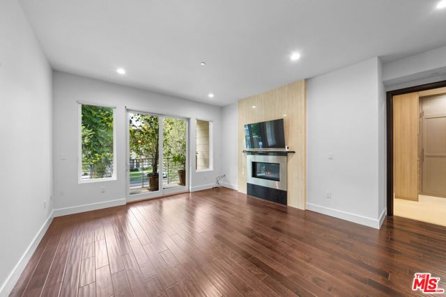 1318 Roxbury Drive, Los Angeles CA: https://media.crmls.org/mediaz/9b3f5567-f976-4b26-aaf5-e0424f70af53.jpg
