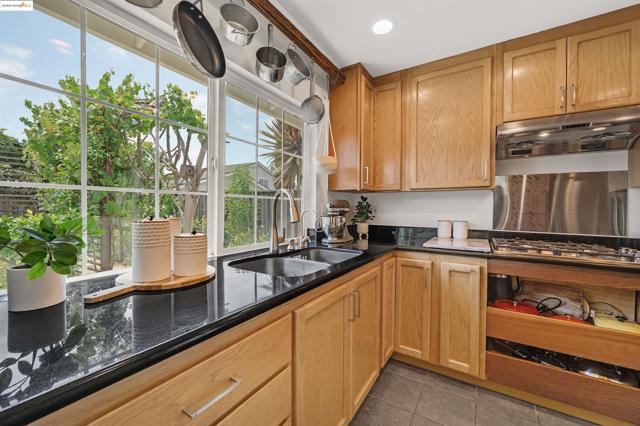 32212 Deborah Dr, Union City CA: https://media.crmls.org/mediaz/9b3f5a68-fb03-49d1-82fb-07322bf4005e.jpg