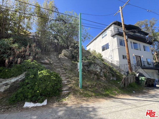 2925 N Park Center Drive, Los Angeles CA: https://media.crmls.org/mediaz/9b404309-705a-48fd-9d56-b383f302b058.jpg