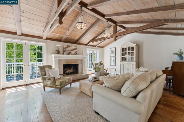 645 Los Palos Dr, Lafayette CA: https://media.crmls.org/mediaz/9b407118-b424-44e3-b077-12dd82870d92.jpg