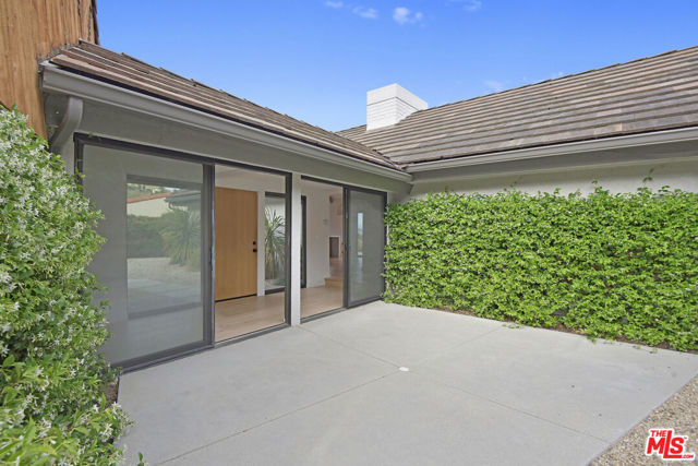 24728 Vantage Point Terrace, Malibu CA: https://media.crmls.org/mediaz/9b4088dc-6907-47dc-b03f-a656104d6223.jpg