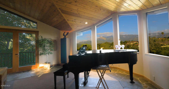 2442 Valley Meadow Drive, Oak View CA: https://media.crmls.org/mediaz/9b40b29a-2f4d-493e-b82f-7991384f7e4e.jpg
