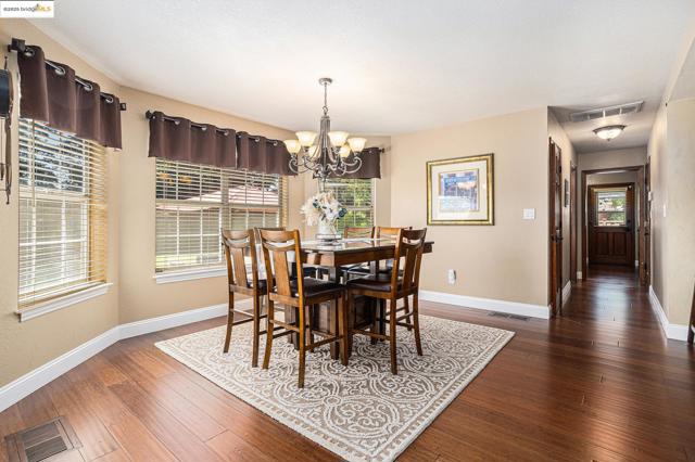 15 Madeira Ct, Oakley CA: https://media.crmls.org/mediaz/9b4159c7-72a1-44c4-85aa-68310c170087.jpg