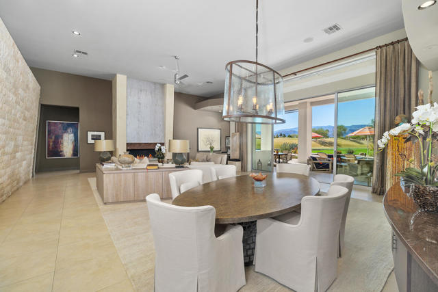 81 Royal Saint Georges Way, Rancho Mirage CA: https://media.crmls.org/mediaz/9b41d184-4d5e-4668-8509-352c8cbeea86.jpg