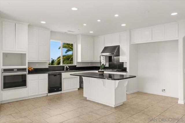 2342 CARIOCA PL, Vista CA: https://media.crmls.org/mediaz/9b429872-5d0c-469c-8c8e-bb0f1945ba36.jpg