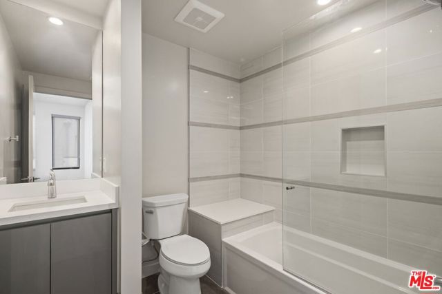 816 N Orange Drive, Los Angeles CA: https://media.crmls.org/mediaz/9b42ab9f-c1e1-4d43-9edc-ec3e13da056d.jpg