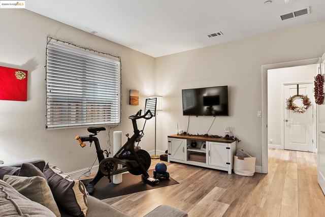 716 Cabada Dr, Brentwood CA: https://media.crmls.org/mediaz/9b44fcae-0293-451a-8d45-f67f0088f1d2.jpg