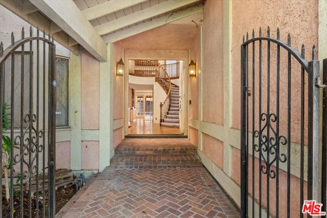 4560 Densmore Avenue, Encino CA: https://media.crmls.org/mediaz/9b481e26-0936-4ee7-a54b-92d973c921de.jpg