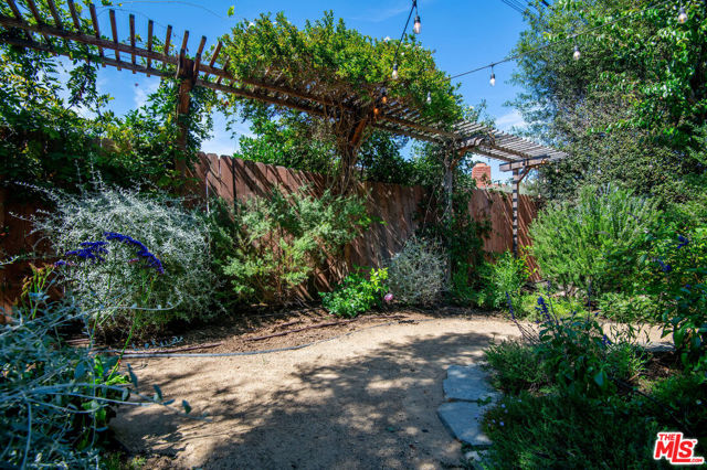 12713 Stanwood Drive, Los Angeles CA: https://media.crmls.org/mediaz/9b489ae8-13a8-4e51-a8e5-ec9026e46f0e.jpg