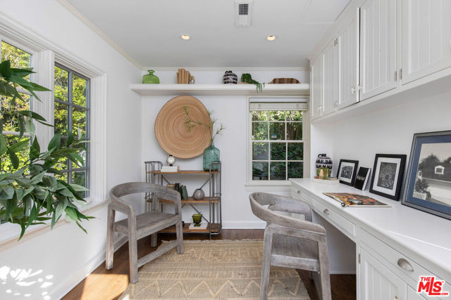 10155 Valley Spring Lane, Toluca Lake CA: https://media.crmls.org/mediaz/9b493005-0353-42d4-862c-1bbbda9f9ce3.jpg