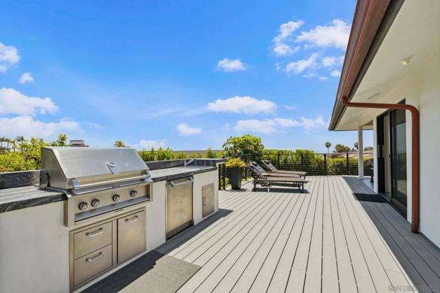 5560 Moonlight Lane, La Jolla CA: https://media.crmls.org/mediaz/9b49c19a-8058-405a-9bbb-877eaac32e79.jpg