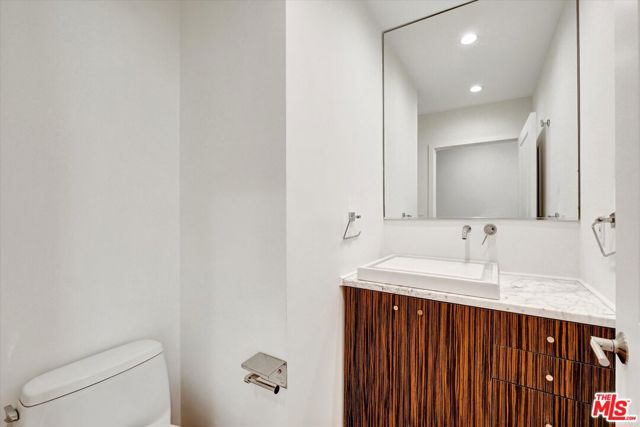 5400 W 82nd Street, Los Angeles CA: https://media.crmls.org/mediaz/9b4a54ef-9f57-4bb9-9e80-e775cfacc848.jpg