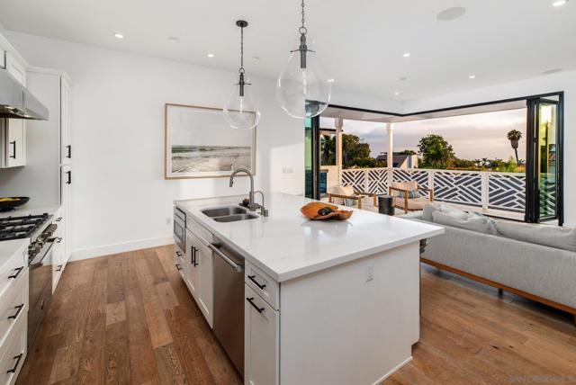 1041 Van Nuys St, San Diego CA: https://media.crmls.org/mediaz/9b4b3d8d-7913-4071-82a6-8348a6ece9df.jpg