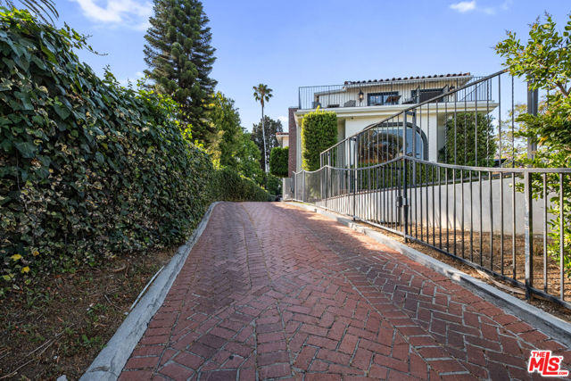 6801 Iris Circle, Los Angeles CA: https://media.crmls.org/mediaz/9b4c806c-5c46-4f75-a9b2-6f17bd2b899c.jpg