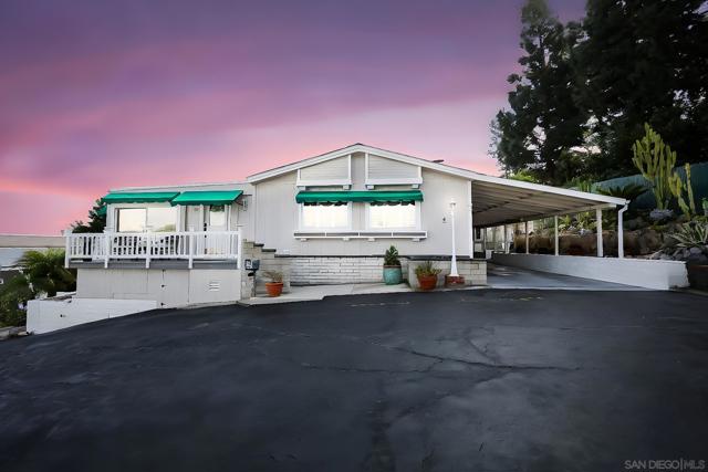 2130 Sunset Dr, Vista CA: https://media.crmls.org/mediaz/9b4d4572-8fec-4269-979b-562768688f0a.jpg