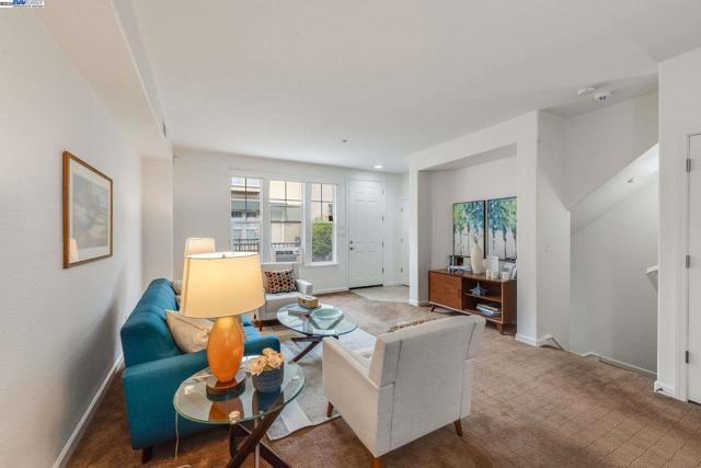 1586 Tucker St, Oakland CA: https://media.crmls.org/mediaz/9b4d6be6-59b3-45e2-a567-6d98ab2c8837.jpg