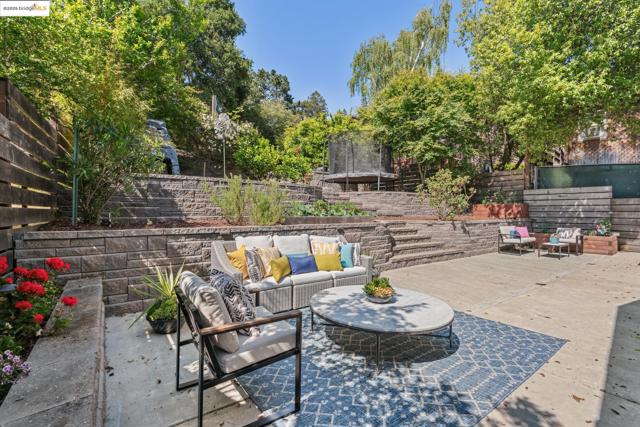 2847 Shasta Rd, Berkeley CA: https://media.crmls.org/mediaz/9b4eb9f0-57f0-47d5-a3a6-b08e8b7ac19d.jpg