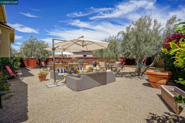 1512 Miwok Ct, Brentwood CA: https://media.crmls.org/mediaz/9b5173f4-241c-44cb-a749-f5aa9d3f09d5.jpg