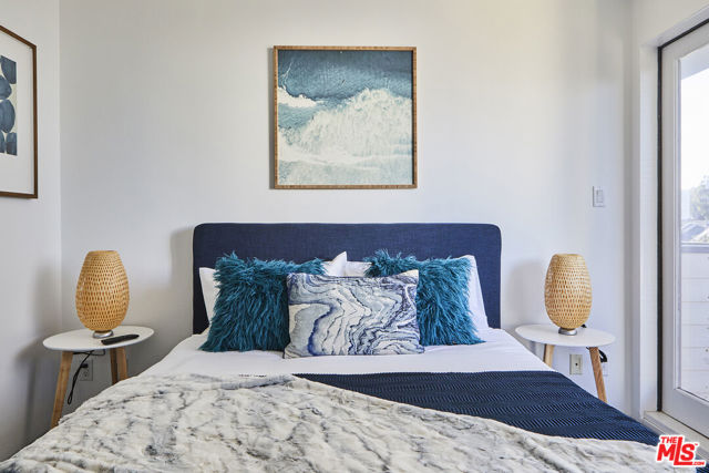 5515 Pacific Avenue, Marina del Rey CA: https://media.crmls.org/mediaz/9b5208d2-dd6a-4f36-b663-aa4dde885880.jpg