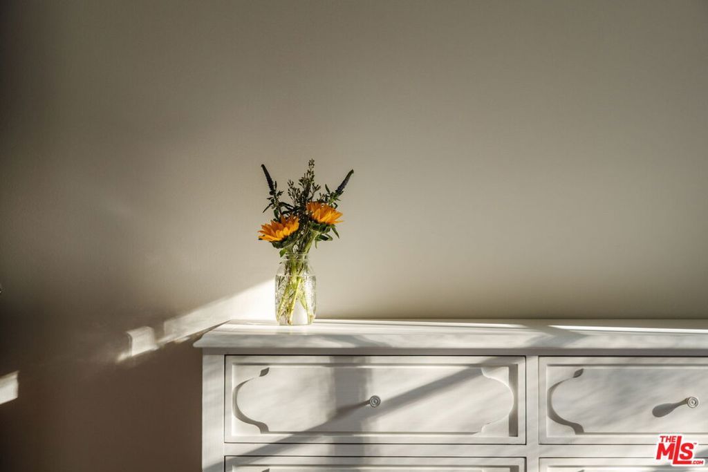 https://media.crmls.org/mediaz/9b525a8f-3113-4029-a61f-d5250dc96781.jpg?preset=X-Large