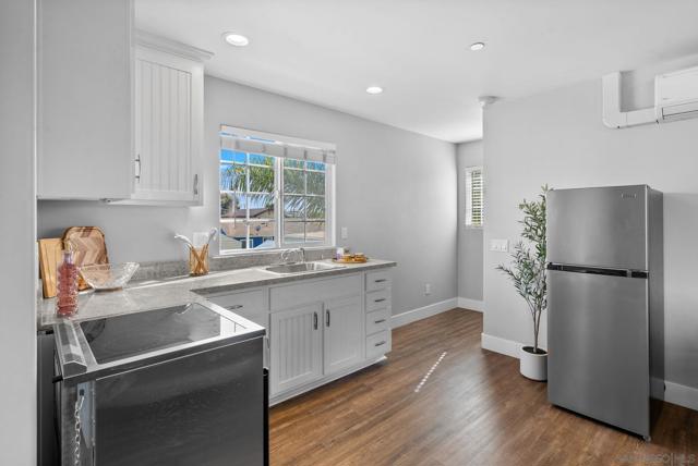 523 9th St, Imperial Beach CA: https://media.crmls.org/mediaz/9b533965-71e2-484b-a189-ac01097632ff.jpg